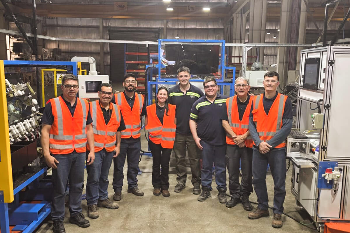 Equipe Emax Automação durante startup de linha de vidro automotivo na Pilkington Argentina